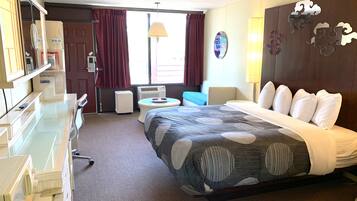 Een bureau, geluiddichte muren, een strijkplank/strijkijzer, gratis wifi