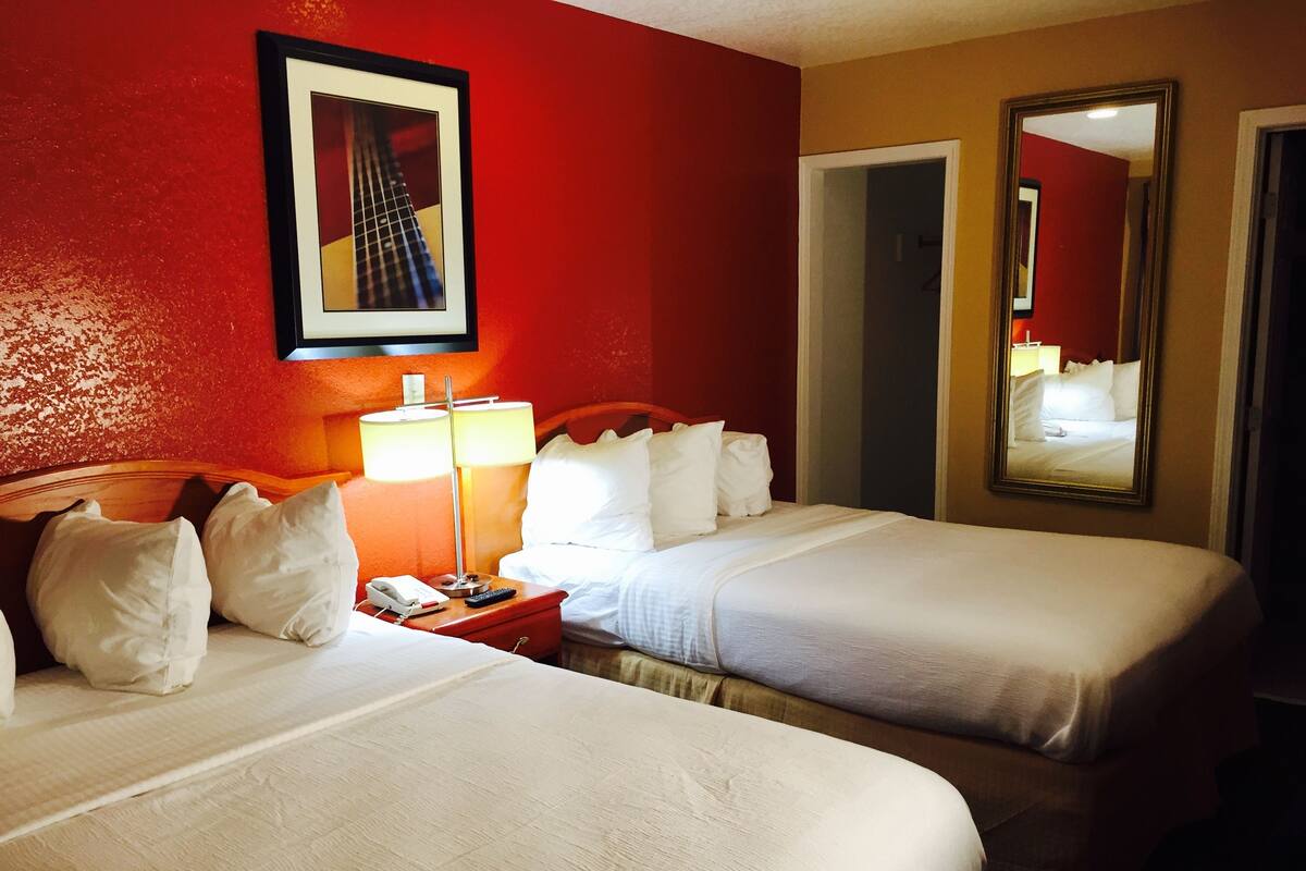 Premium bedding, desk, cots/infant beds, free WiFi