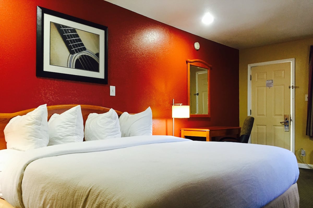 Premium bedding, desk, cots/infant beds, free WiFi