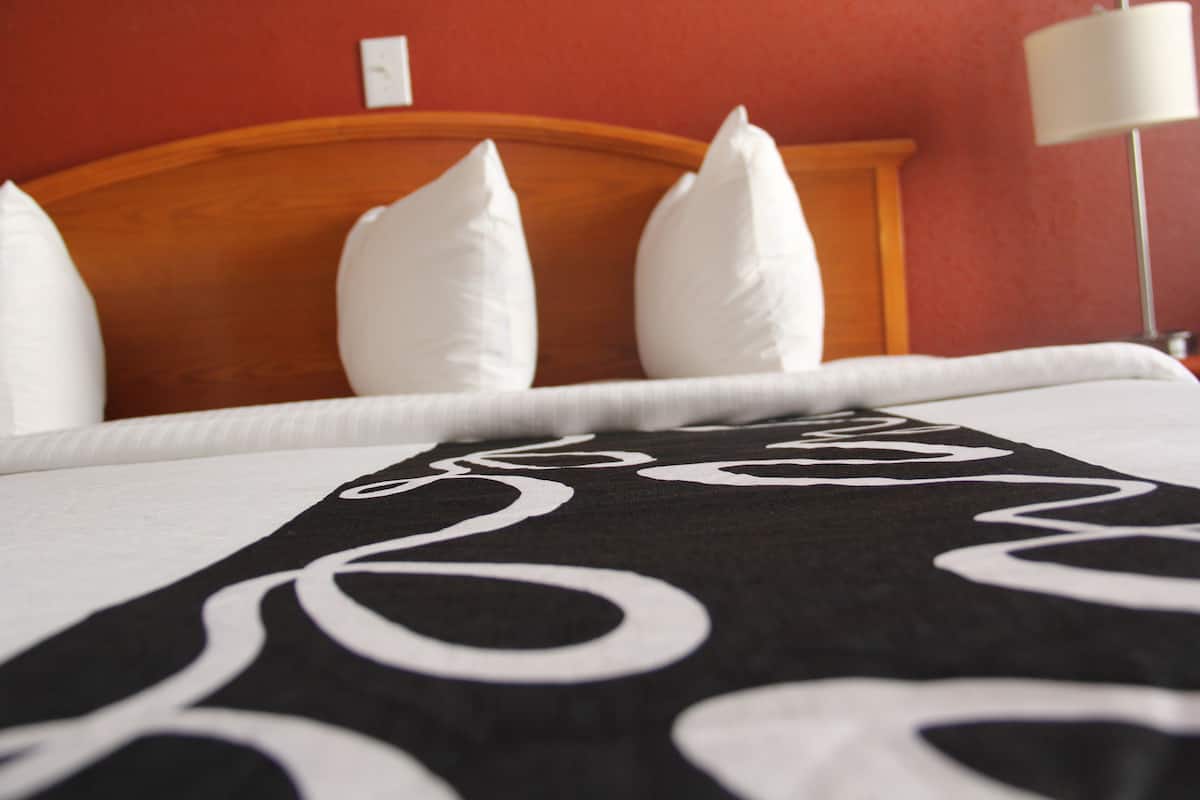 Premium bedding, desk, cots/infant beds, free WiFi