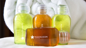 Bañera con ducha, toallas