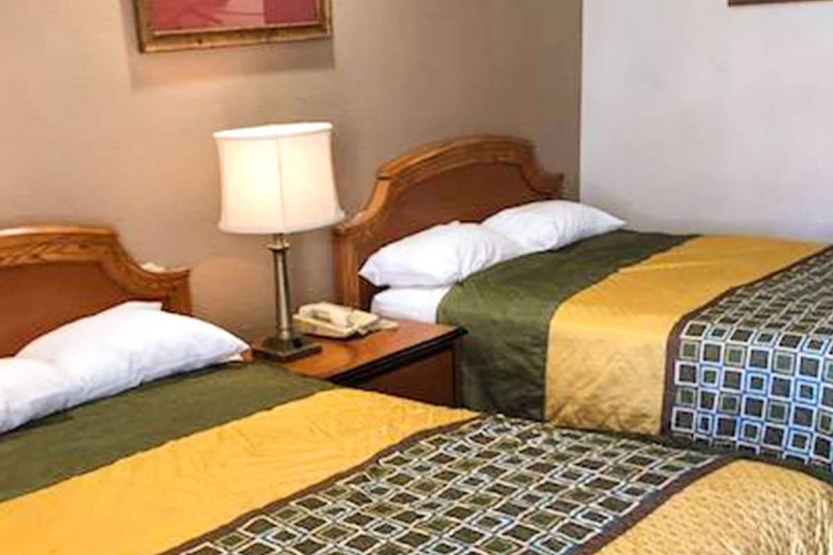 Standaard kamer, 2 tweepersoonsbedden, niet-roken | Gratis wifi, beddengoed, een wekker