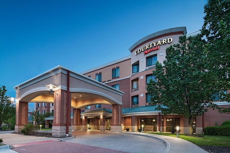Exterior. Courtyard Marriott Aksarben Village