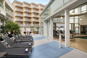 Piscina interna, funciona das 10h às 22h, espreguiçadeiras