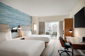 客房内保险箱、办公桌、笔记本电脑工作区、遮光窗帘