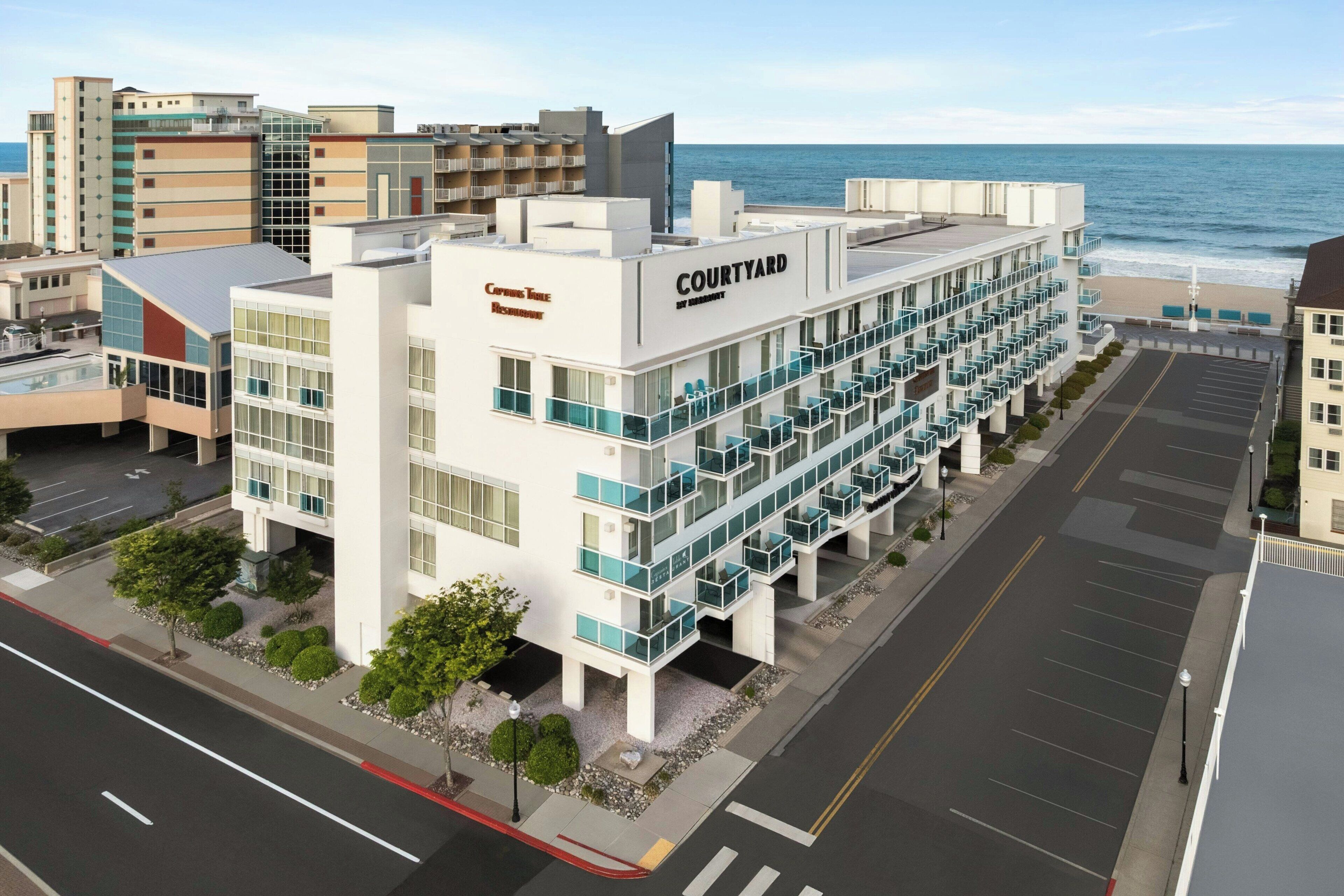 Hotel Courtyard by Marriott con parcheggio e vista sull'oceano.