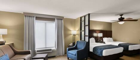 Ylelliset vuodevaatteet, pillowtop-patjalliset sängyt, työpöytä