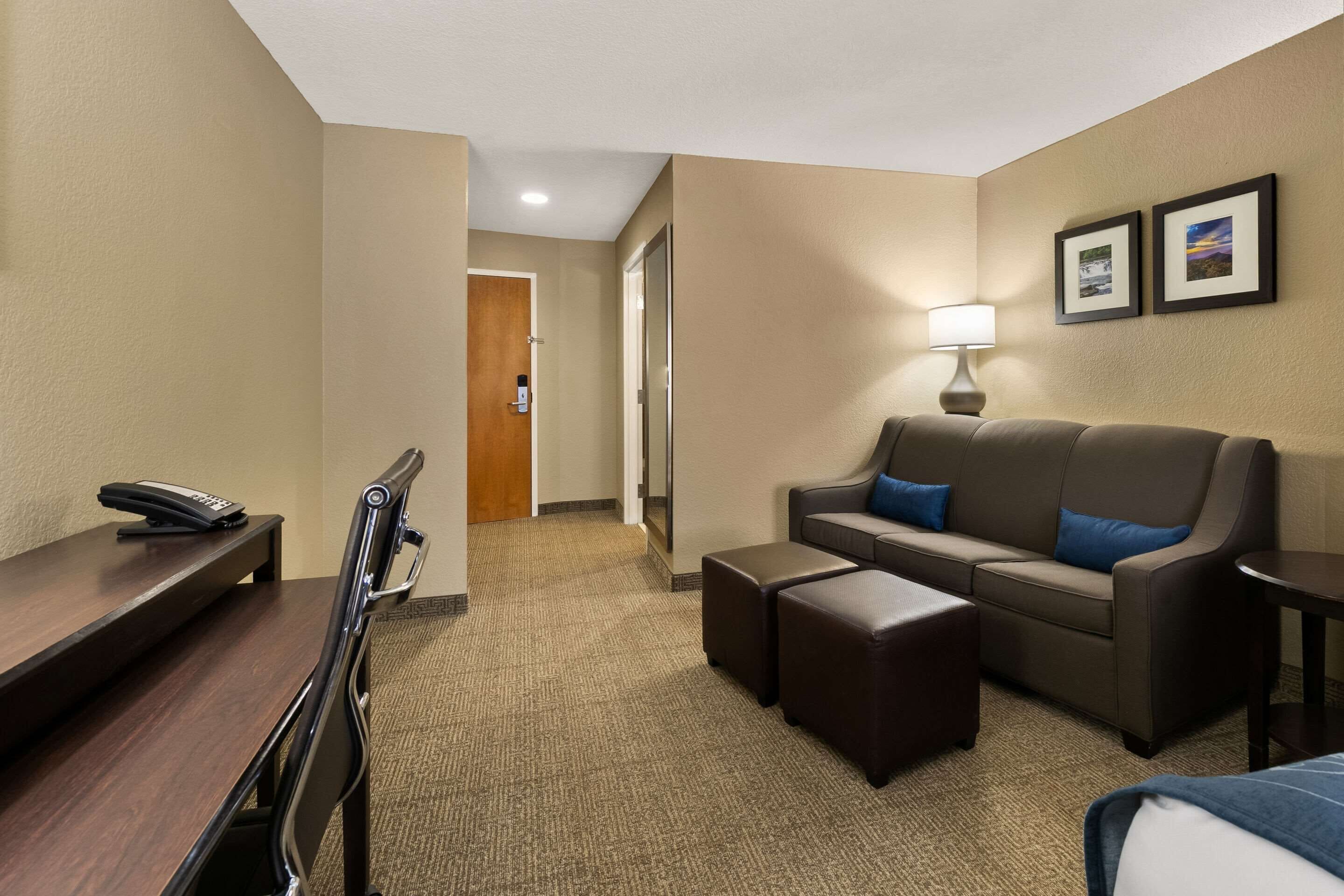 suite, non smoking | premium bedding, pillow-top beds, desk, laptop workspace