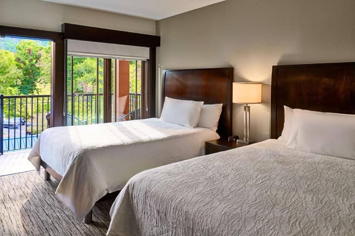 Escrivaninha, cortinas blackout, ferros/tábuas de passar roupa