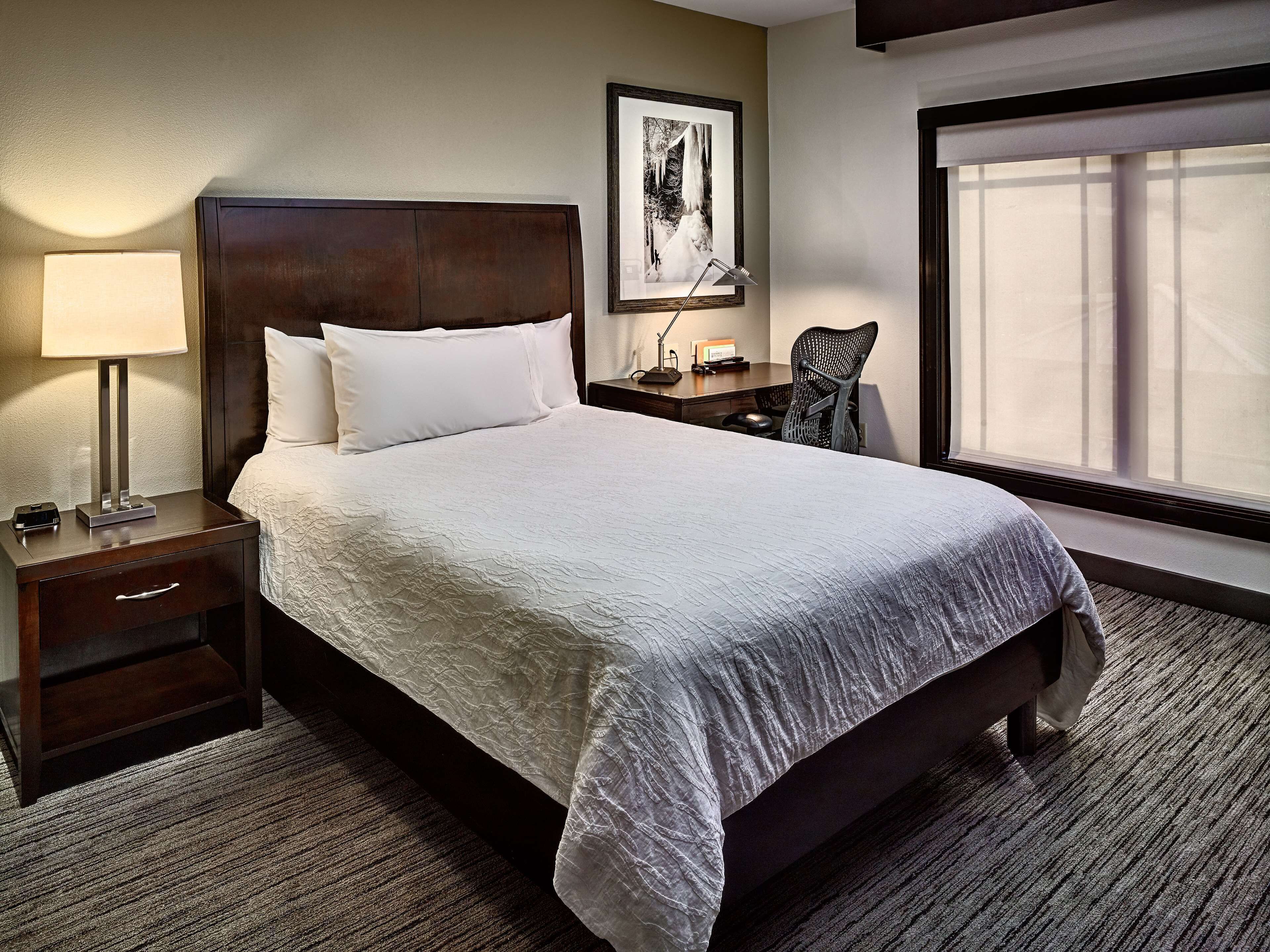 Escrivaninha, cortinas blackout, ferros/tábuas de passar roupa