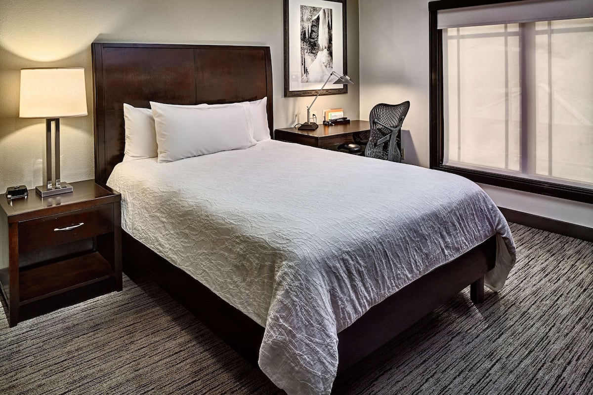 Escrivaninha, cortinas blackout, ferros/tábuas de passar roupa