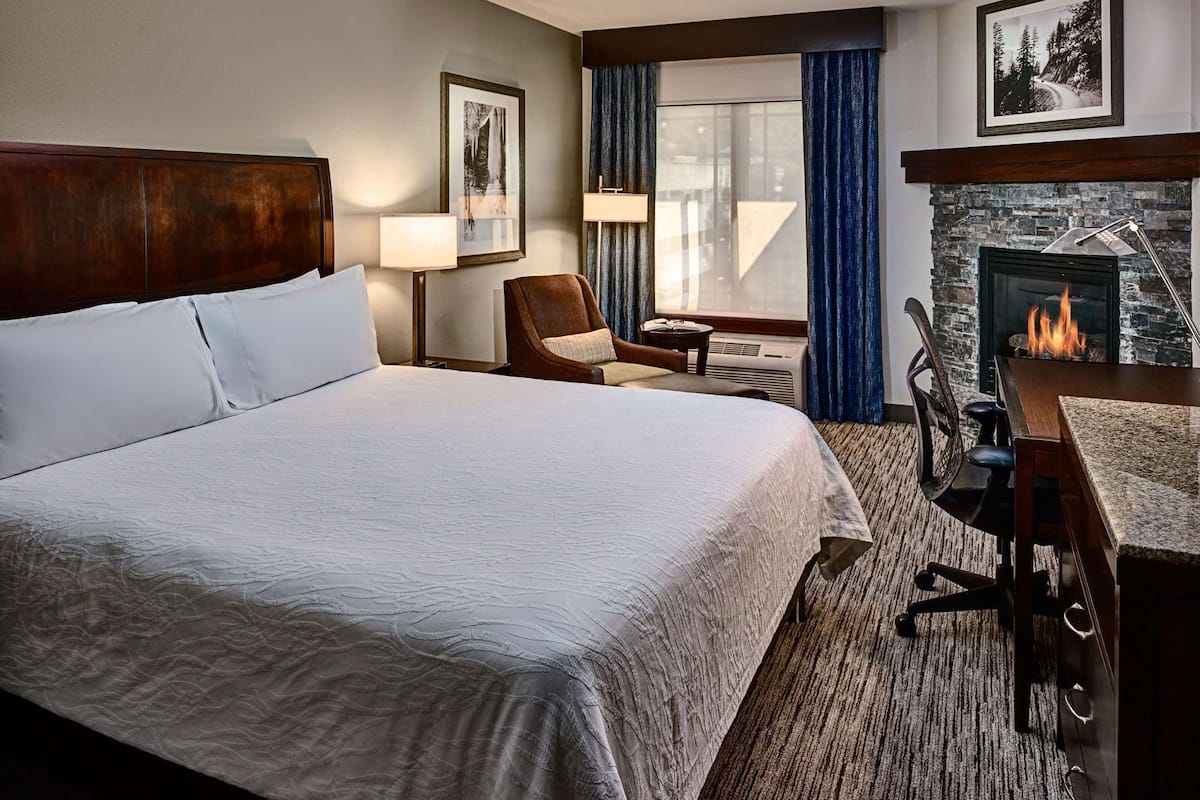 Escrivaninha, cortinas blackout, ferros/tábuas de passar roupa