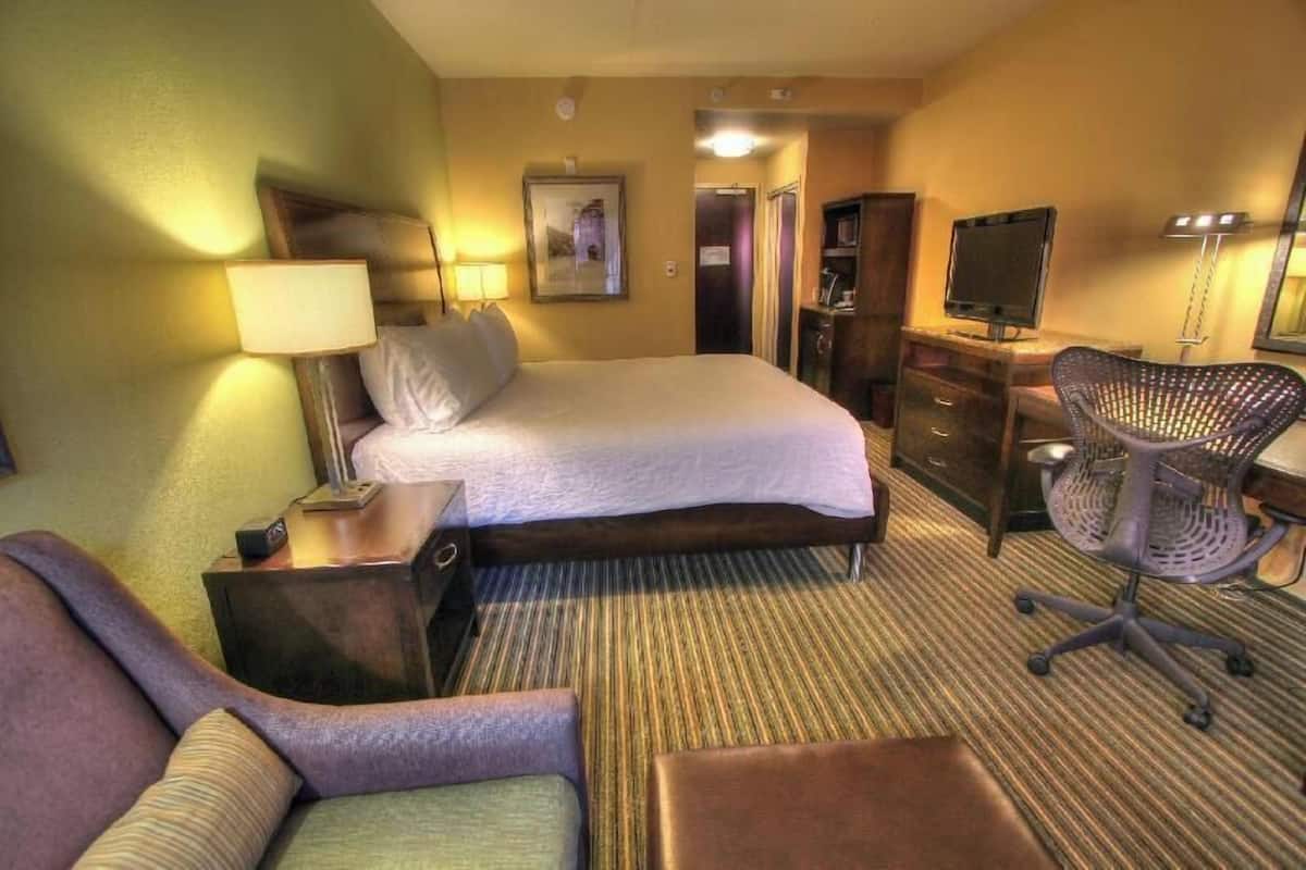 Escrivaninha, cortinas blackout, ferros/tábuas de passar roupa