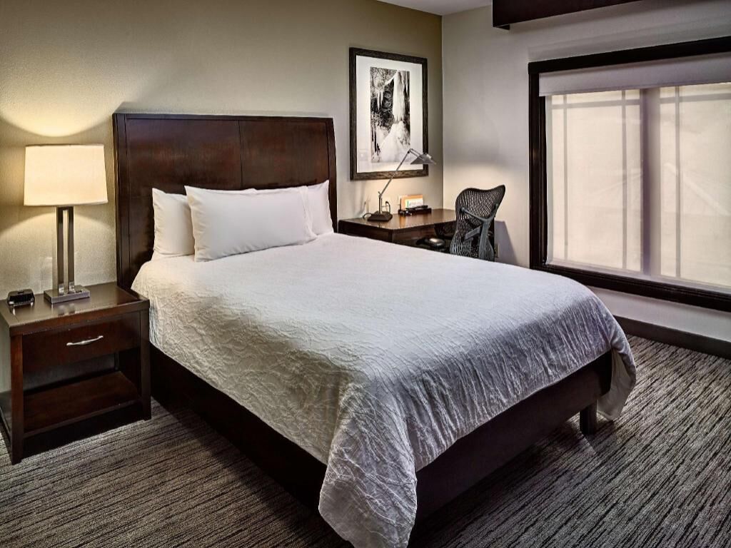 Escrivaninha, cortinas blackout, ferros/tábuas de passar roupa