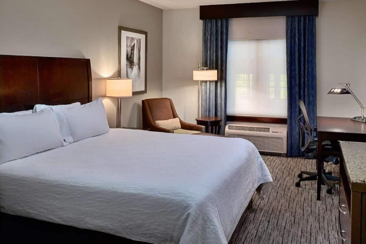 Escrivaninha, cortinas blackout, ferros/tábuas de passar roupa