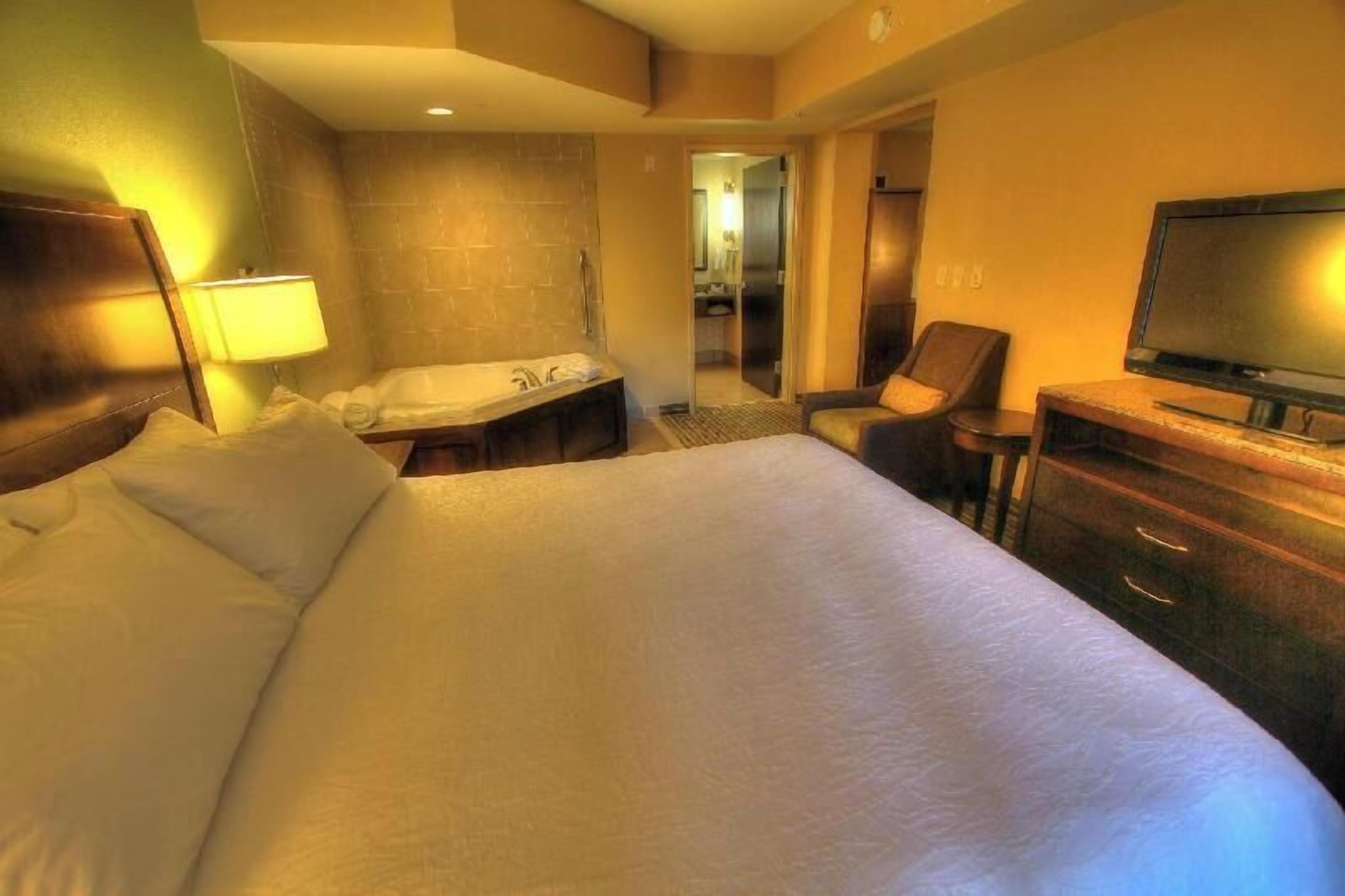 Escrivaninha, cortinas blackout, ferros/tábuas de passar roupa