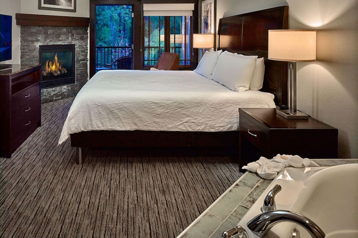 Escrivaninha, cortinas blackout, ferros/tábuas de passar roupa