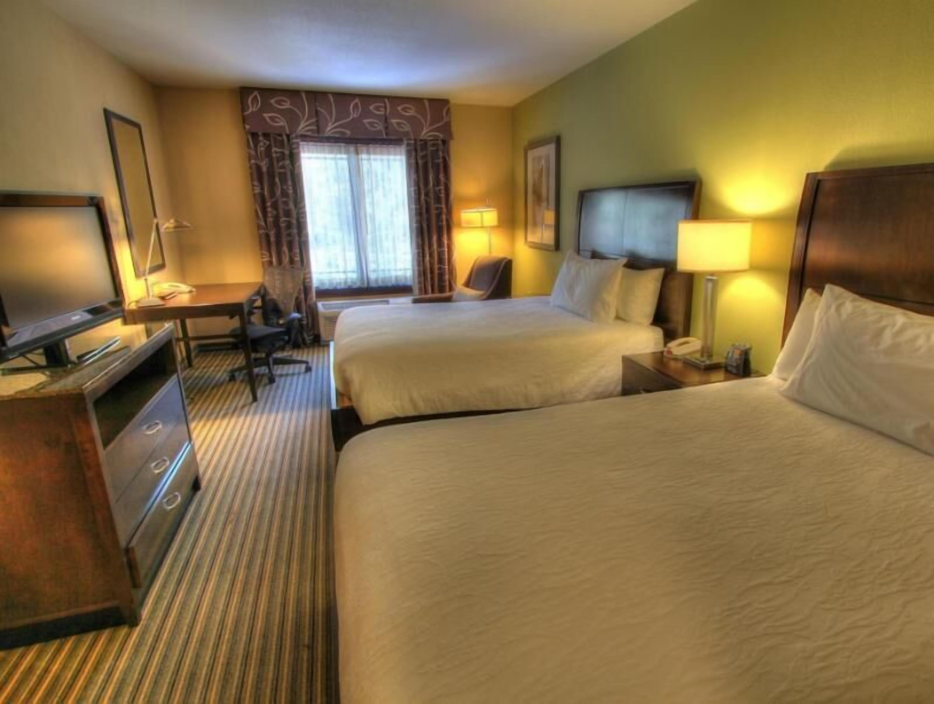 Escrivaninha, cortinas blackout, ferros/tábuas de passar roupa