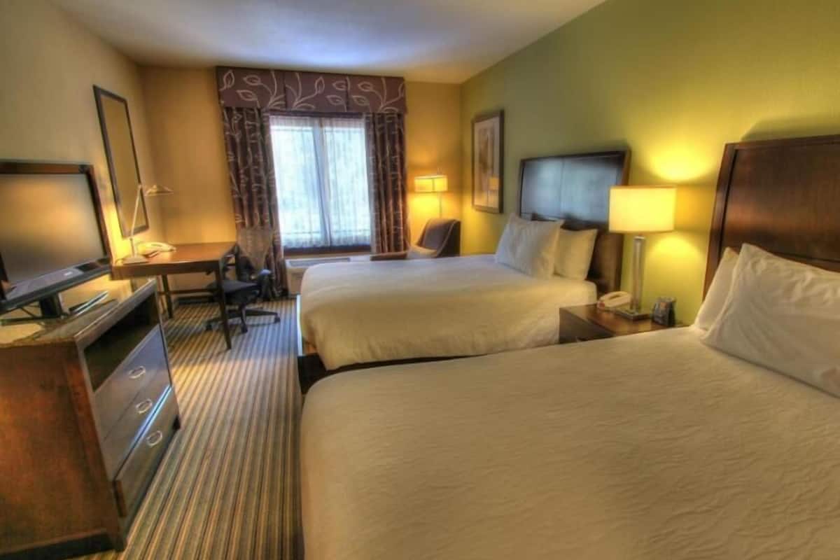 Escrivaninha, cortinas blackout, ferros/tábuas de passar roupa