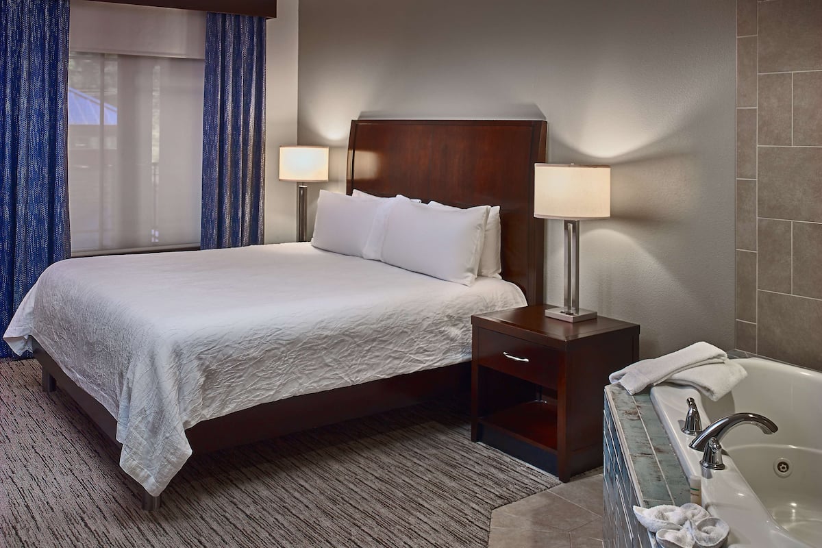 Escrivaninha, cortinas blackout, ferros/tábuas de passar roupa