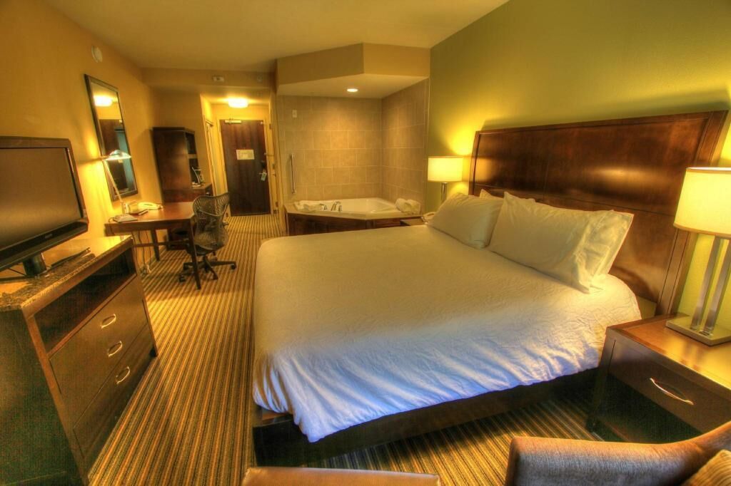 Escrivaninha, cortinas blackout, ferros/tábuas de passar roupa