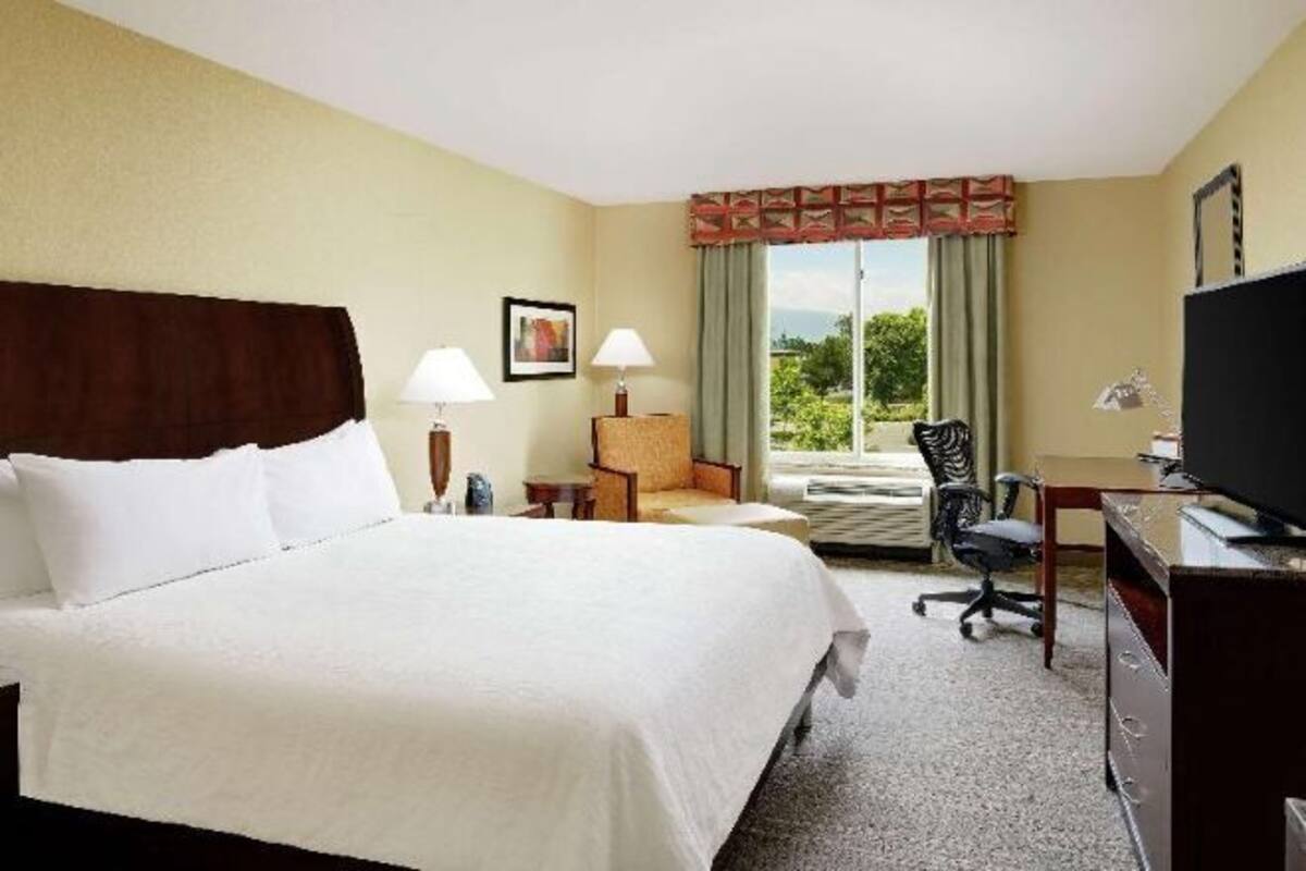 Luxe beddengoed, donsdekens, een kluis op de kamer, een bureau