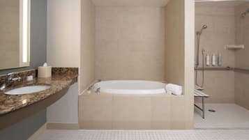 Combined shower/tub, free toiletries, hair dryer, towels