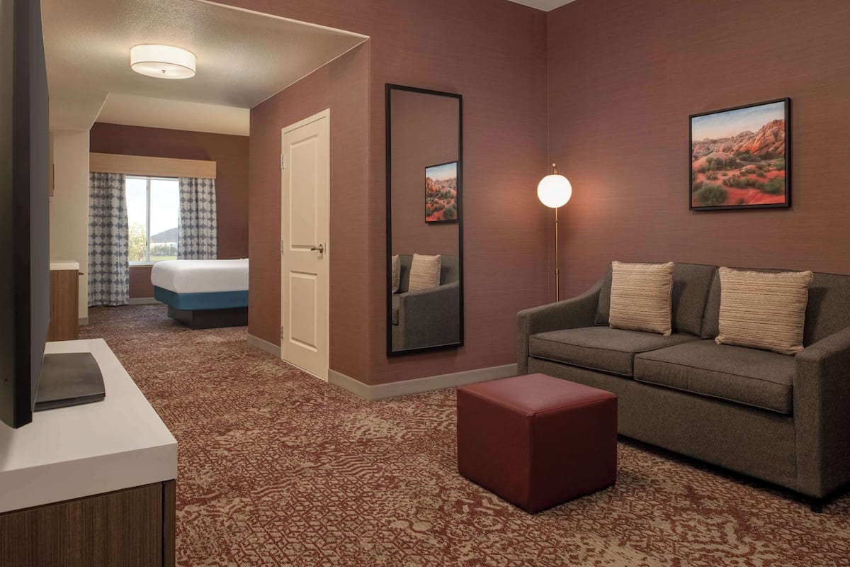 Juniorsuite, Evolution-kamer, kingsize bed | Woonruimte | Een 55-inch lcd-televisie met digitale zenders, een televisie en Netflix