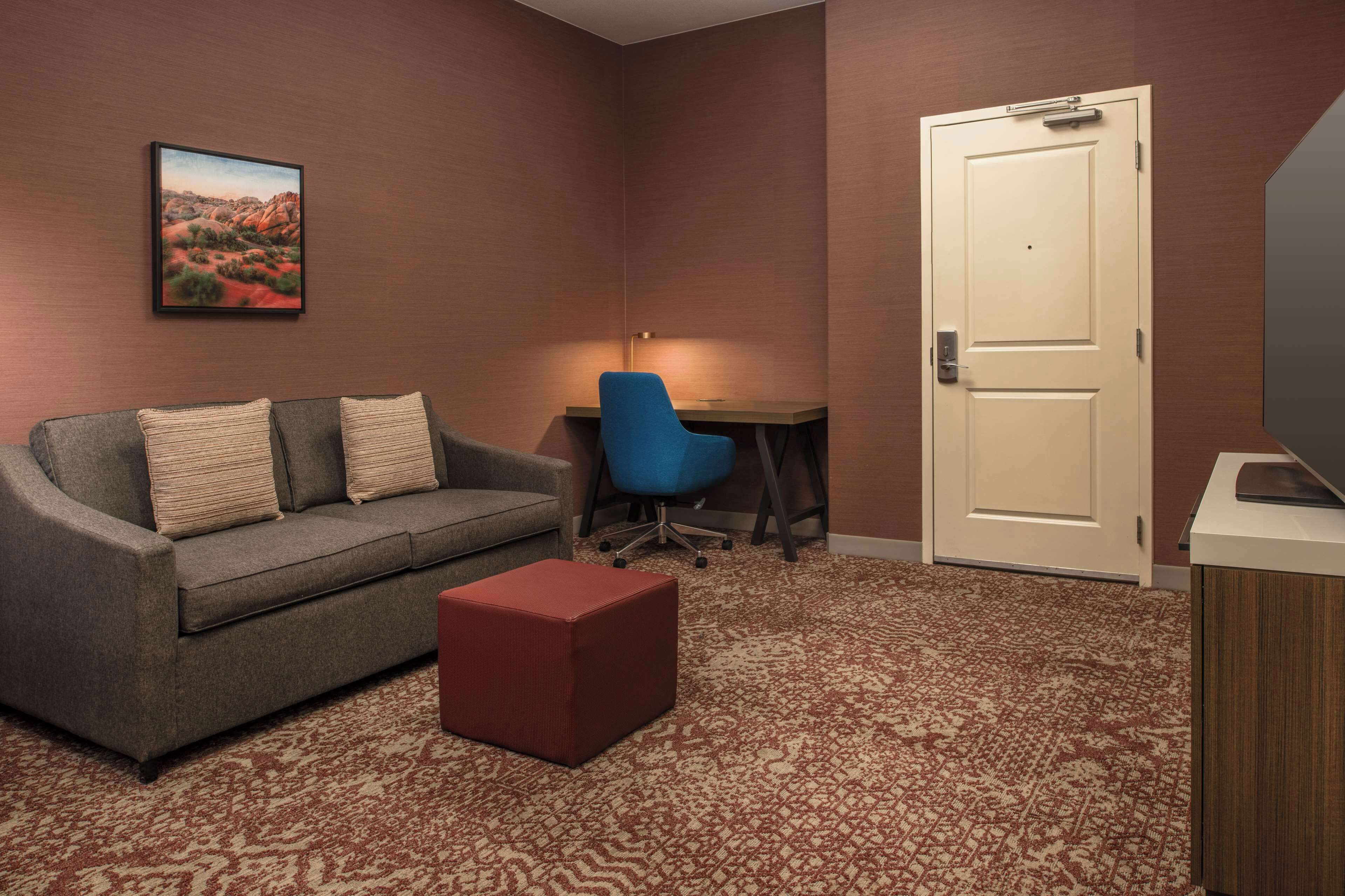 king jr suite evolution rm | premium bedding, down duvets, in-room safe, desk