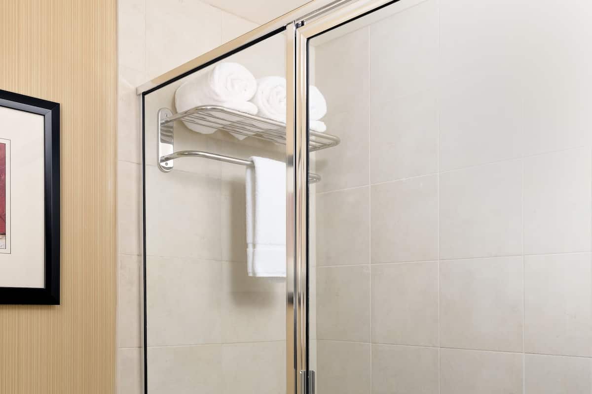 Bañera con ducha, artículos de tocador gratuitos, secador de pelo