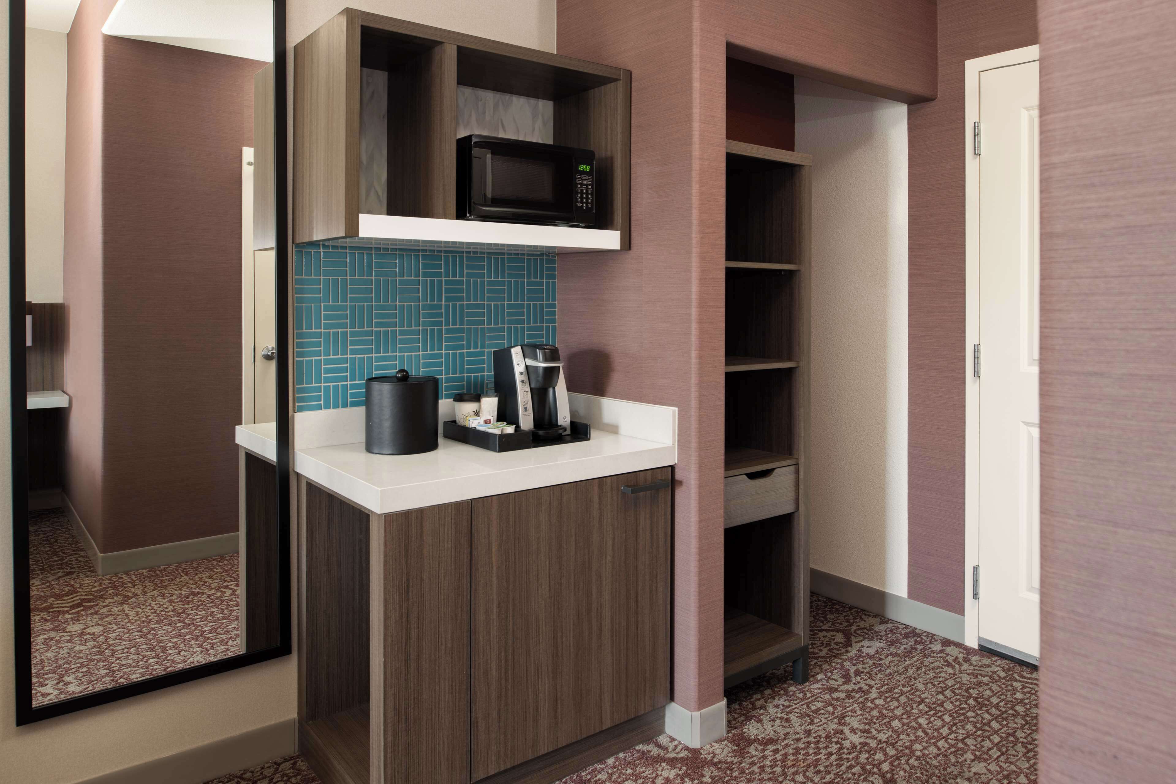 premium bedding, down duvets, in-room safe, desk