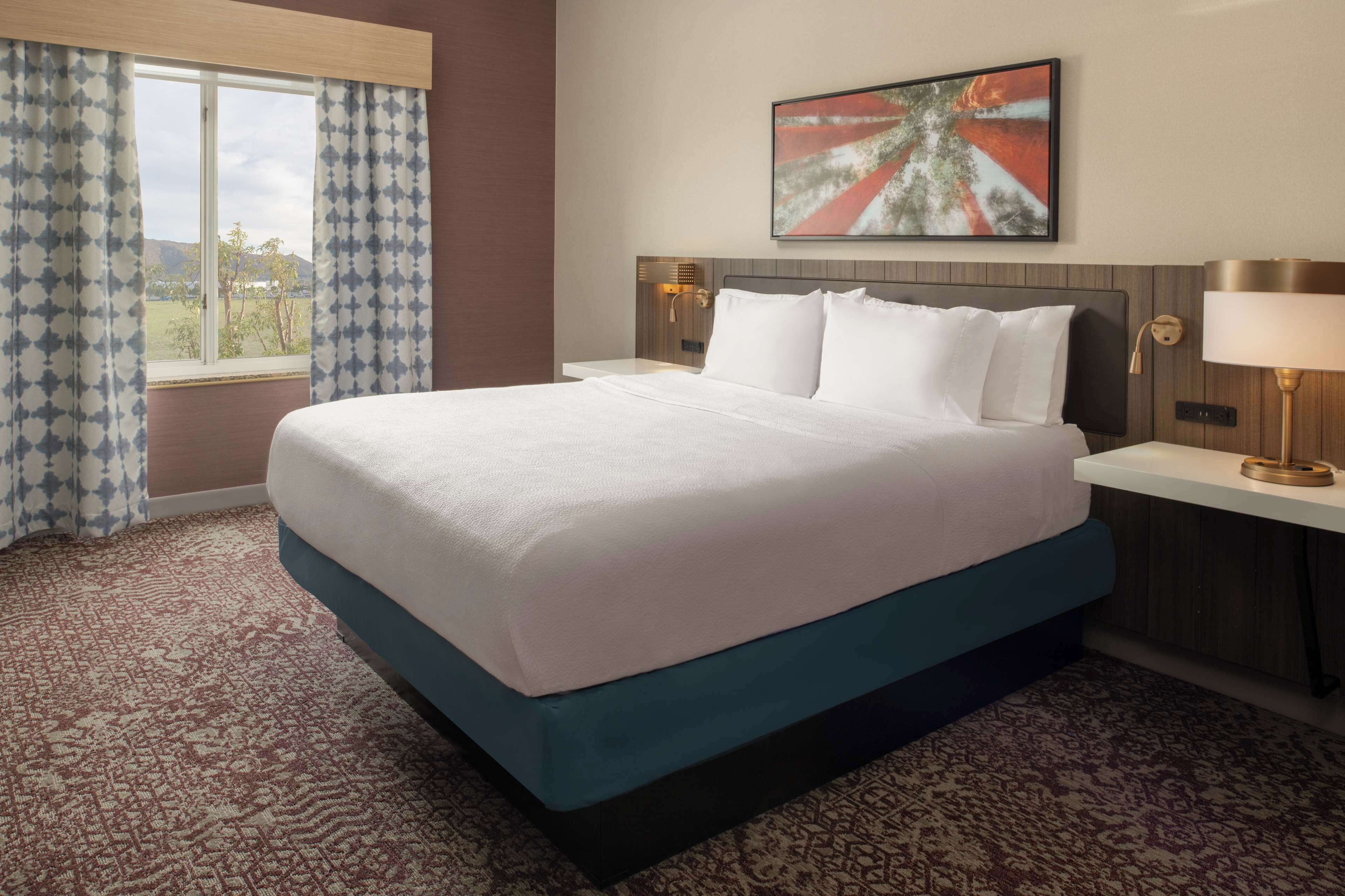 king jr suite evolution rm | premium bedding, down duvets, in-room safe, desk