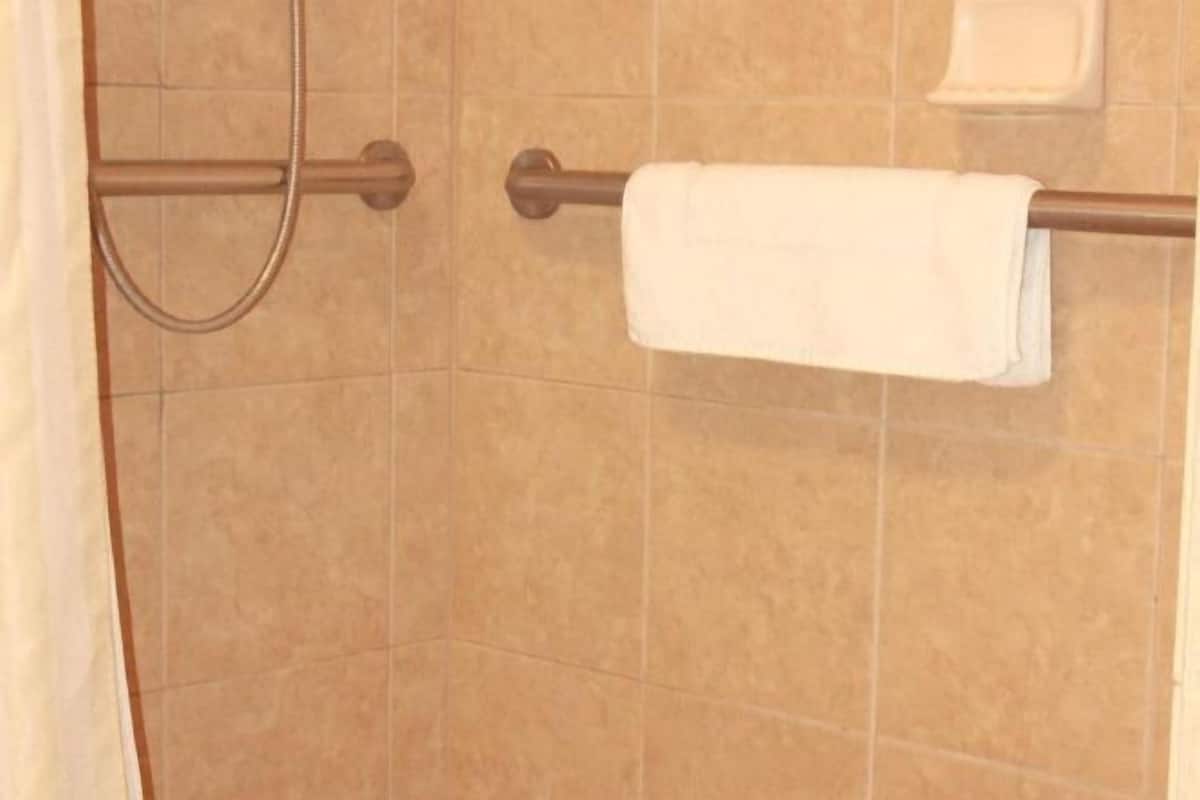 Suihkun ja ammeen yhdistelmä, syvä kylpyamme, ilmaiset hygieniatuotteet