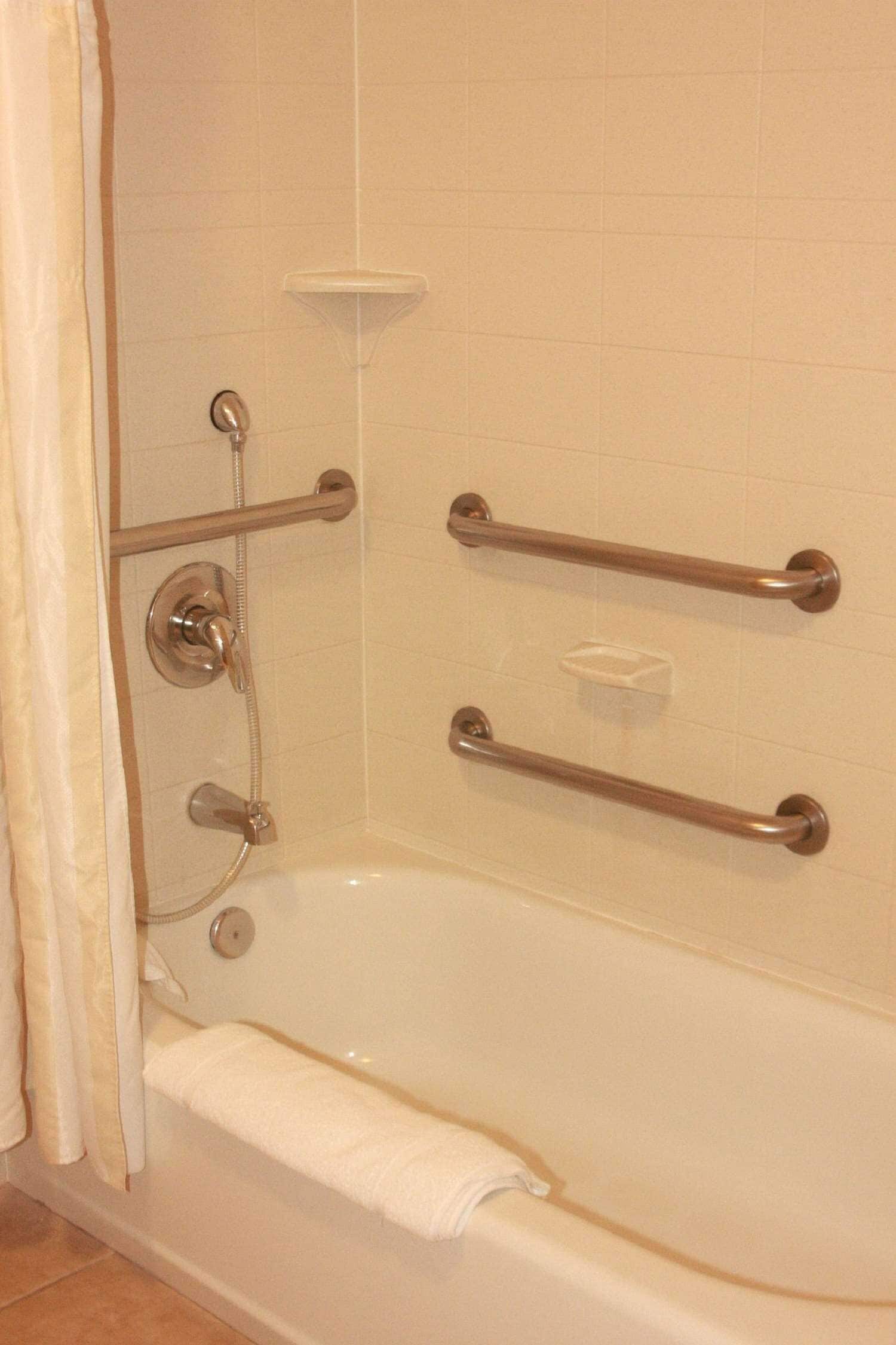 combined shower/bathtub, deep-soaking bathtub, free toiletries