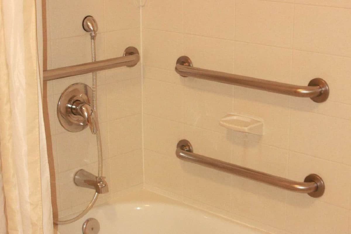 combined shower/bathtub, deep-soaking bathtub, free toiletries