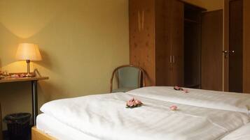 Hypo-allergenic bedding, in-room safe, desk, cribs/infant beds