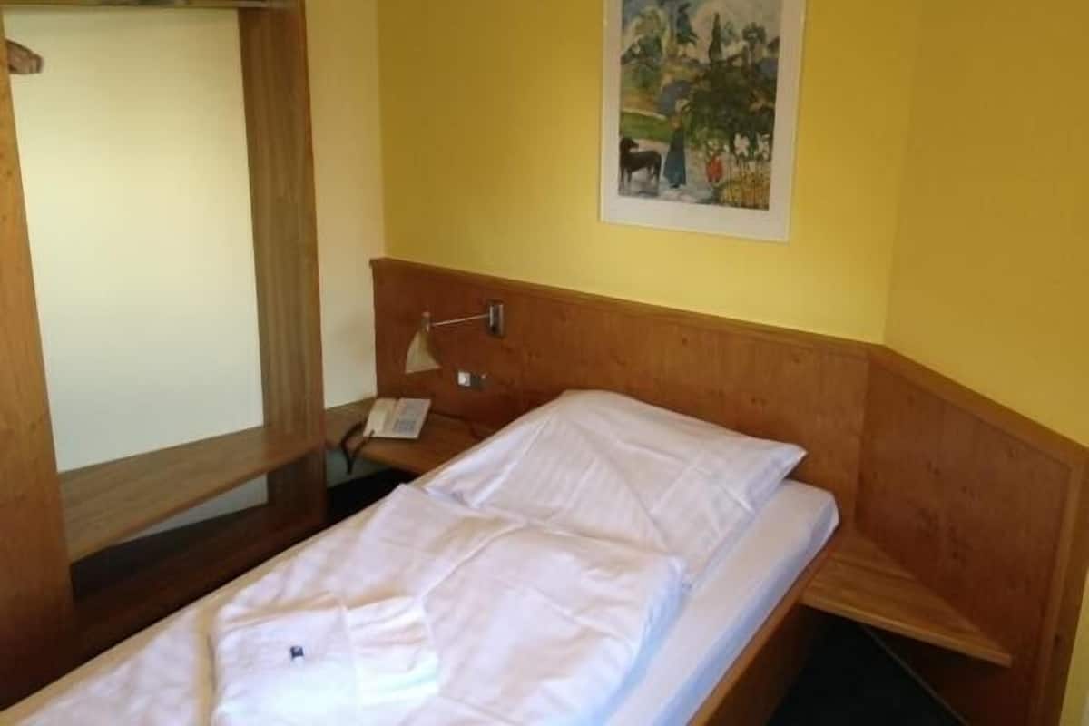 Camera singola | Biancheria da letto ipoallergenica, una cassaforte in camera
