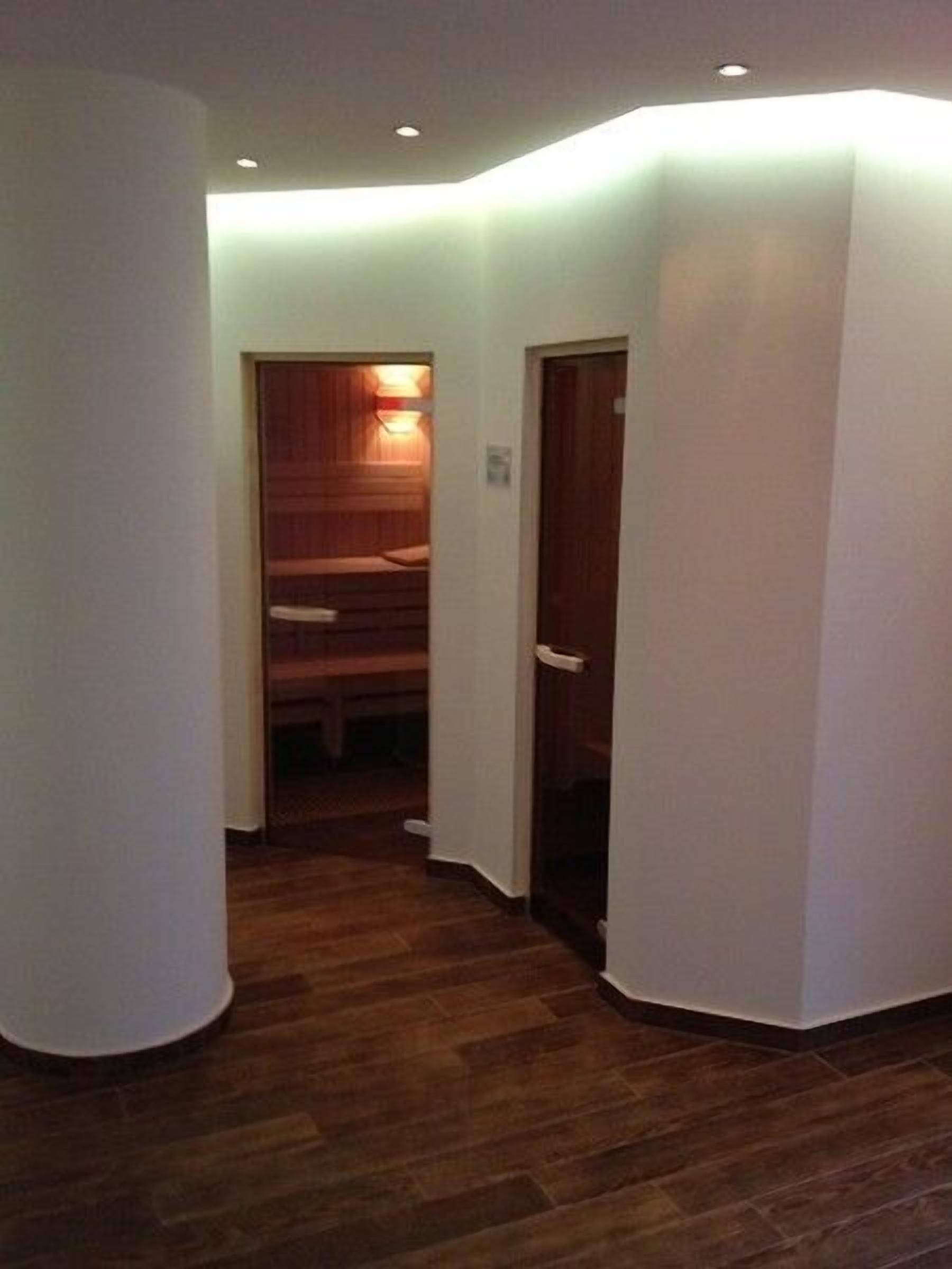 sauna, steam room, body treatments, aromatherapy, hot stone massages