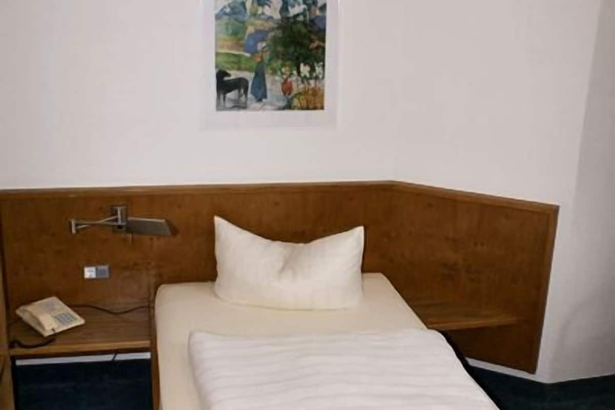 single room | hypo-allergenic bedding, in-room safe, desk, cots/infant beds