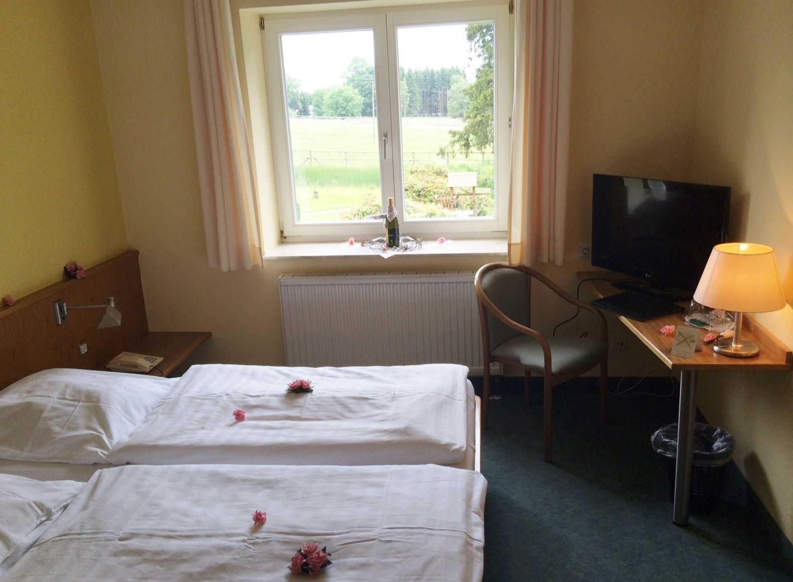 double room | hypo-allergenic bedding, in-room safe, desk, cots/infant beds