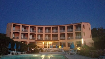 Piscine extérieure, chaises longues