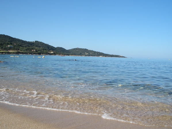 Privéstrand vlakbij, wit zand