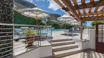 Piscina externa, guarda-sóis, espreguiçadeiras