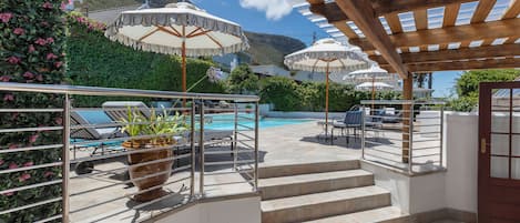 Piscina externa, guarda-sóis, espreguiçadeiras