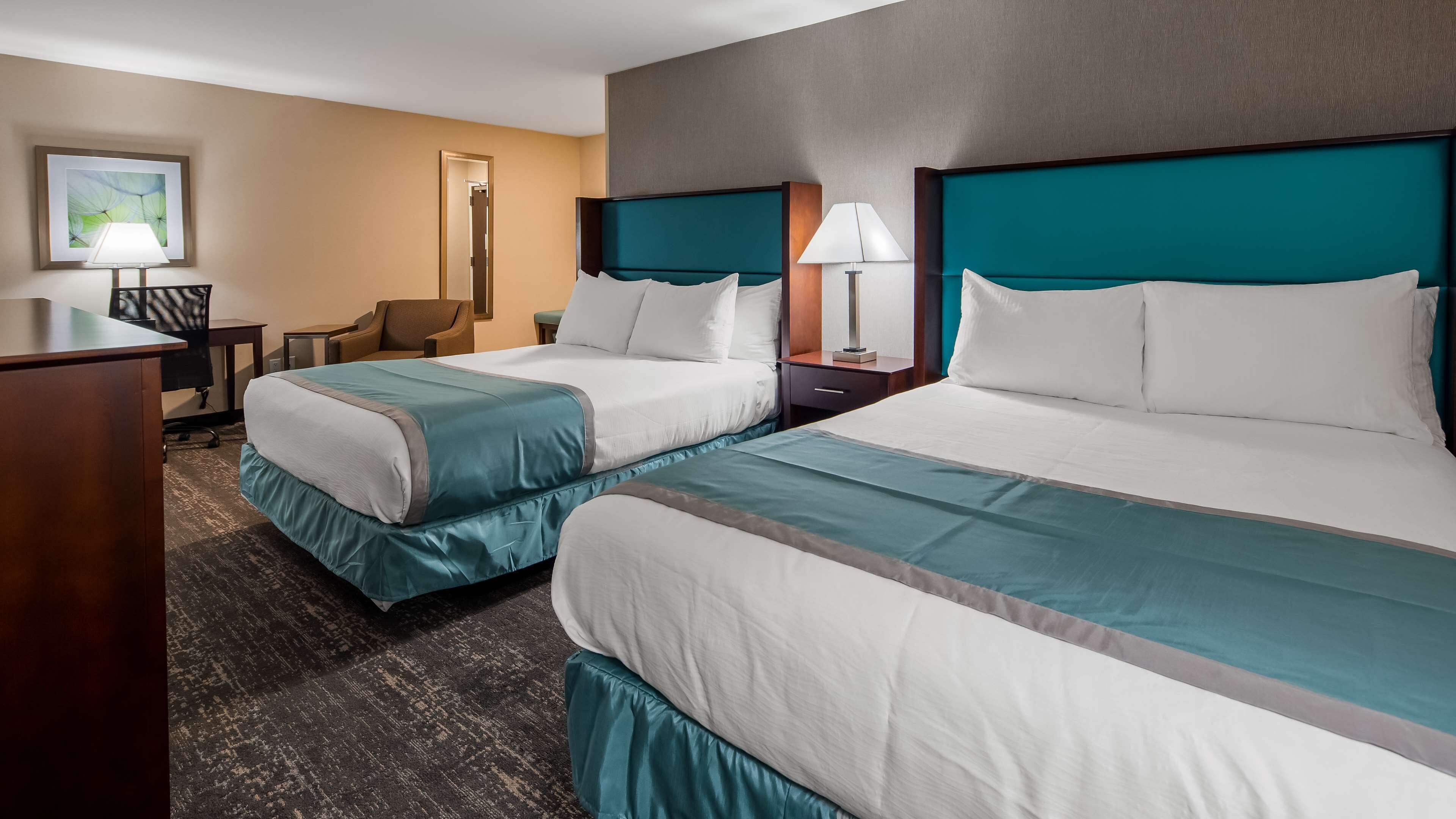 Literie de qualité, décor unique, ameublement unique, bureau