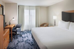 Habitación, 1 cama King size (Hearing Accessible) | Escritorio, tabla de planchar con plancha y cunas gratuitas 