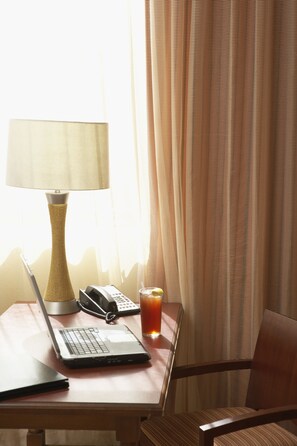 In-room safe, desk, blackout drapes, soundproofing - Country Inn & Suites by Radisson, Knoxville at Cedar Bluff, TN (Knoxville)