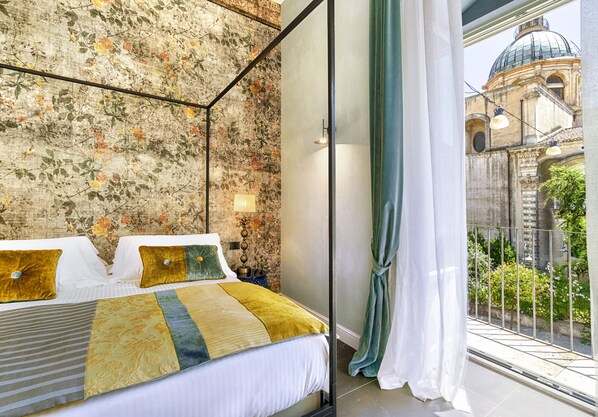 Junior Suite with Historycal Center view Balcony