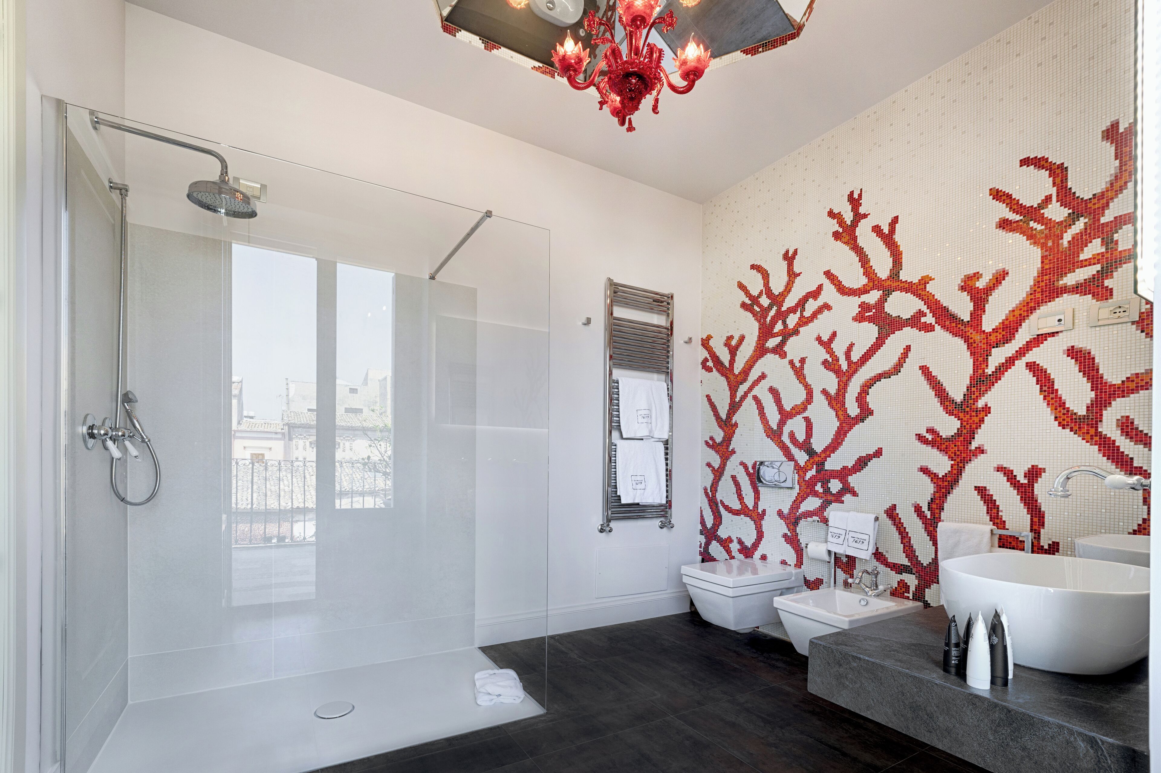Un baño moderno con ducha de vidrio, una bañera independiente y un lavamanos grande.