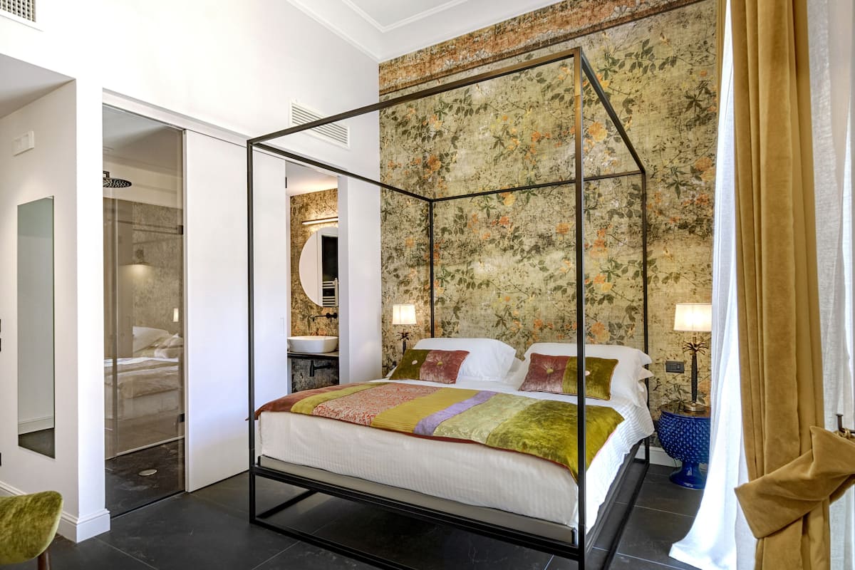 deluxe romm with historycal center view with balcony | 1 bedroom, premium bedding, minibar, in-room safe
